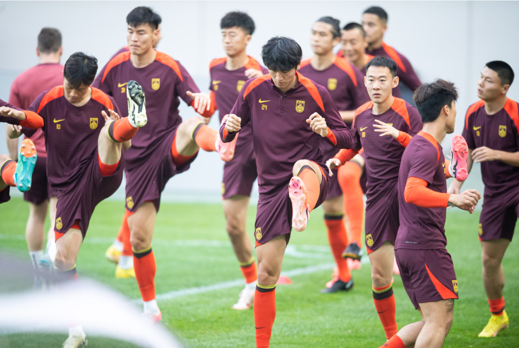 国内足球联赛格局迷离，选手实力角逐