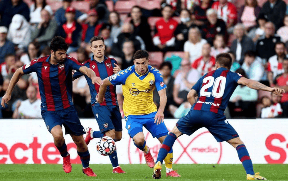 迪斯普利多在主场战胜比利亚雷亚尔